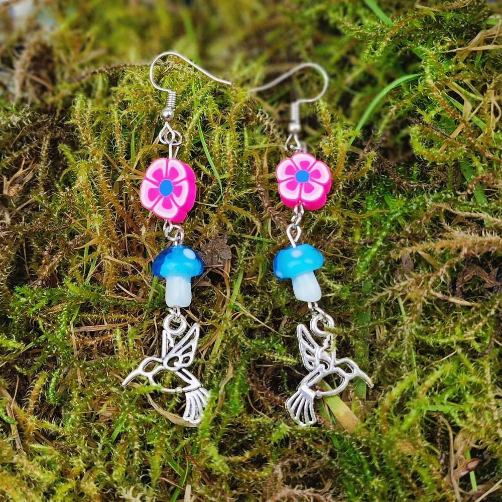 🥳SALE🥳🦙🐦🍄 Spring in the air! Hummingbird mushroom dangle earrings - Picture 2 of 11